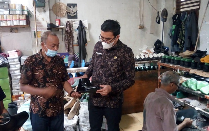 Kepala Biro Perekonomian Sekretariat Daerah Pemprov Sumatra Utara Naslindo Sirait saat menjajal produk sepatu maupun alat elektronik buatan UMKM lokal di Sumatra Utara, belum lama ini.  - Istimewa