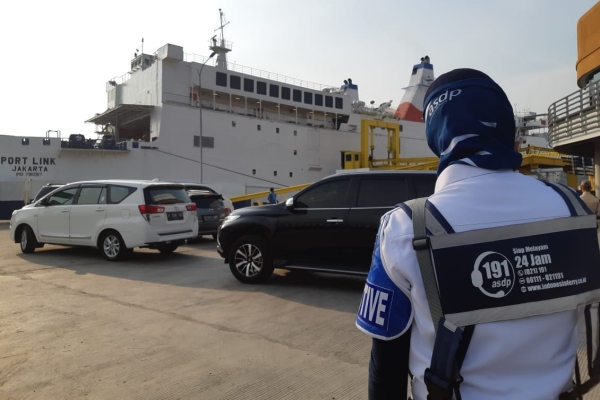 Petuga ASDP mengatur kendaraan pribadi yang akan masuk ke dalam kapal Port Link di pelabuhan penyeberangan Merak, Banten Jumat (31/5/2019) - Bisnis/David Eka Issetiabudi