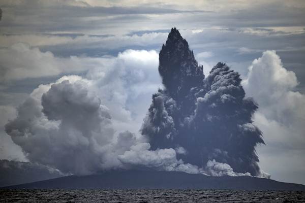 Erupsi Gunung Anak Krakatau terlihat dari KRI Torani 860 saat berlayar di Selat Sunda, Lampung, Selasa (1/1/2019). - ANTARA/Sigid Kurniawan 