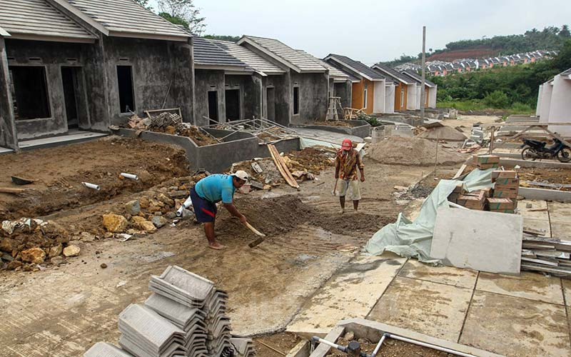 Pekerja beraktivitas di proyek pembangunan perumahan subdisi di kawasan Ciseeng, Kabupaten Bogor, Jawa Barat, Sabtu (15/1/2022). Bisnis - Arief Hermawan P
