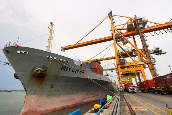 Aktivitas bongkar muat kontainer menggunakan Container Crane baru nomor 14 di dermaga internasional PT Terminal Petikemas Surabaya, Jawa Timur, Kamis (6/4). - Antara/Didik Suhartono