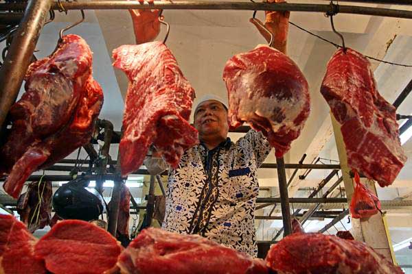 Pedagang menata daging sapi dagangan di los daging, Pasar Kramat Jati, Jakarta, Senin (29/5). - Antara/Galih Pradipta
