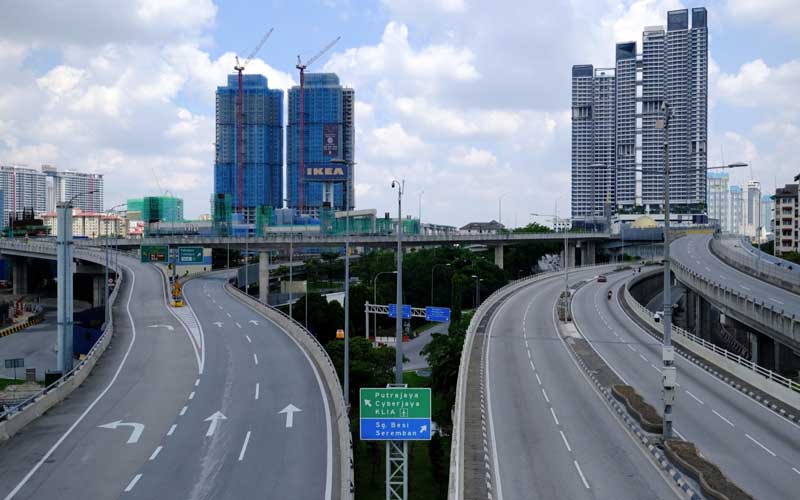 Suasana sepi di Sungai Besi Expressway di Kuala Lumpur, Malaysia, Selasa (1/6/2021). Malaysia meluncurkan paket US9,7miliar untuk membantu orang dan perusahaan saat lockdown nasional selama dua minggu yang dimulai hari ini. Bloomberg - Samsul Said