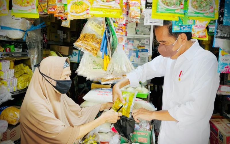 Presiden Jokowi mengecek langsung ketersediaan minyak goreng di sejumlah lokasi pasar dan toko swalayan, di DIY, Minggu (13/3 - 2022) pagi / BPMI Setpres.