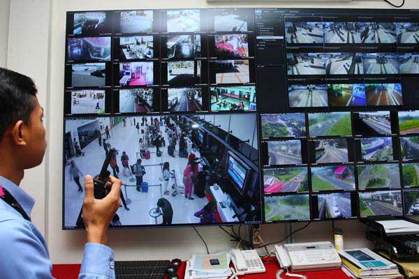 Petugas Bandara Soetta melakukan pemantauan lewat CCTV di jalan tol secara online melalui smartphone. - ANTARA/Muhammad Iqbal