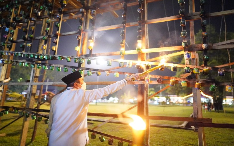 Gubernur Riau Syamsuar menyalakan lampu colok dalam rangka kegiatan Festival Lampu Colok untuk menyambut Lebaran 2022.  - Istimewa