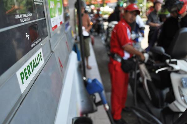 Petugas melayani pembelian produk gasoline non subsidi Pertalite di SPBU Surabaya, Jawa Timur, Jumat (24/7). - Antara