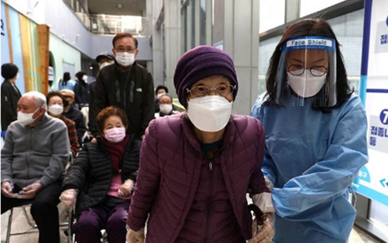 Seorang perempuan lanjut usia Korea Selatan saat akan menerima dosis pertama vaksin penyakit virus korona (Covid-19) Pfizer-BioNTech di pusat vaksinasi di Seoul, Korea Selatan, Kamis (1/4/2021)./Antara/Reuters-Chung Sung-Jun - Pool 