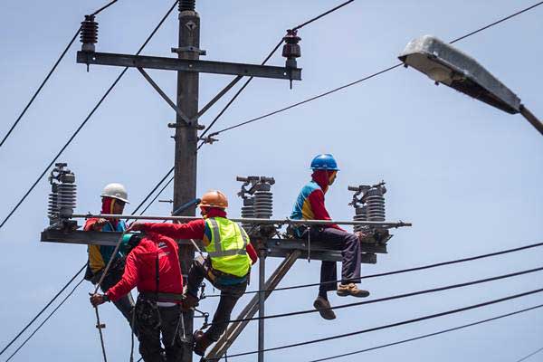 Petugas mengerjakan perawatan jaringan kabel listrik di Manahan, Solo, Jawa Tengah, Jumat (20/10). - ANTARA/Mohammad Ayudha