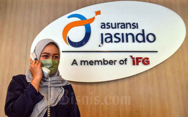 Karyawan beraktivitas di dekat logo PT Asuransi Jasa Indonesia di Jakarta, Rabu (12/1/2022). Bisnis - Fanny Kusumawardhani