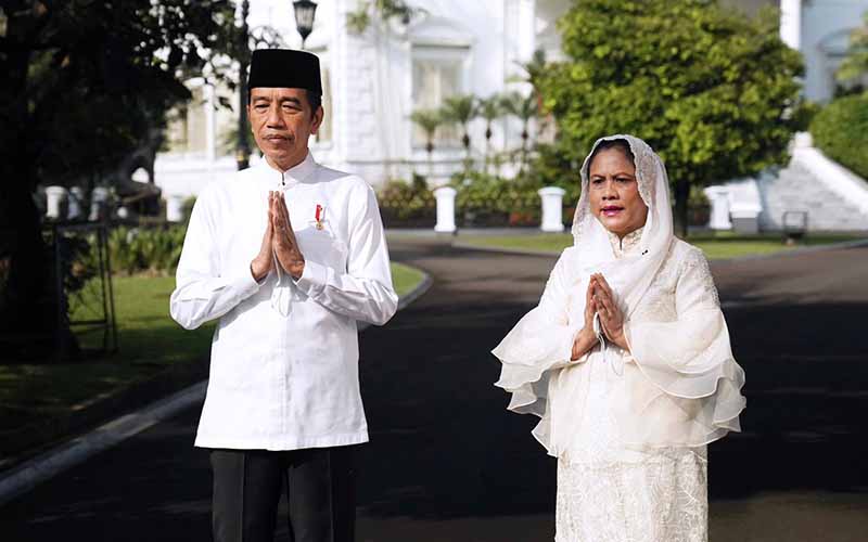 Presiden Joko Widodo (Jokowi) dan Ibu Negara iriana Joko Widodo mengucapkan selamat Idulfitri yang jatuh pada tanggal 13 Mei 2021 dari Istana Kepresidenan, Selasa (12/5/2021).  - Biro Pers Sekretariat Presiden/Lukas