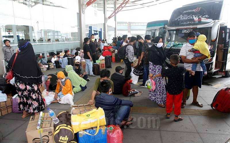 Calon penumpang bus antar kota antar provinsi (AKAP) berada di dekat loket pembelian tiket di Terminal Pulo Gebang di Jakarta, Kamis (23/4 - 2020). Bisnis / Himawan L Nugraha