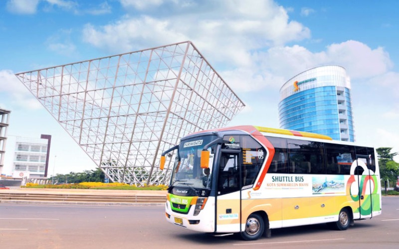 Sebuah bus anterjemput melintas di tengara (landmark) kawasan Summarecon Bekasi. - summarecon.com