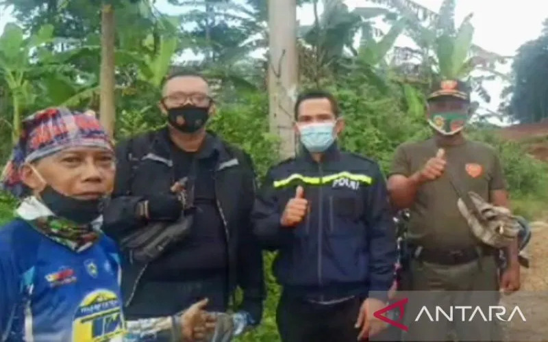 Pemudik yang tersesat (tengah) saat ditemukan jajaran kepolisian dan perangkat desa di Karawang. - Antara/Polres Karawang