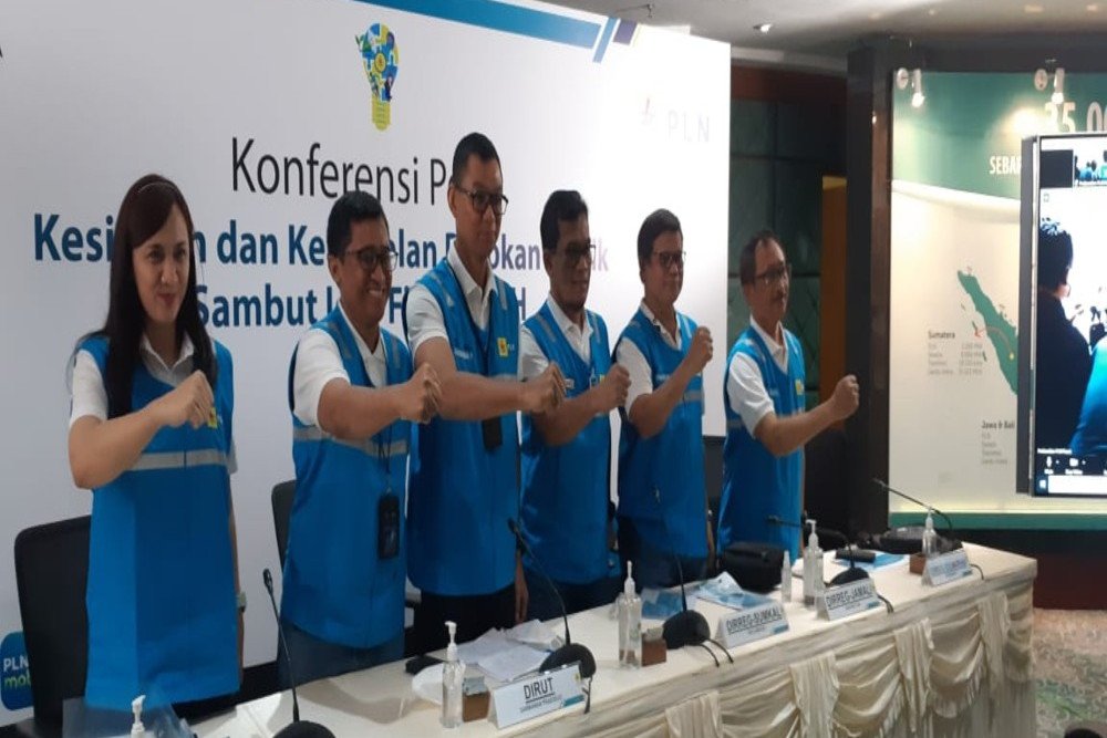Dirut PLN Darmawan Prasodjo dan sejumlah jajaran direksi melakukan konferensi pers terkait dengan kesiapan jelang Idufitri 2022 - Bisnis/Dany