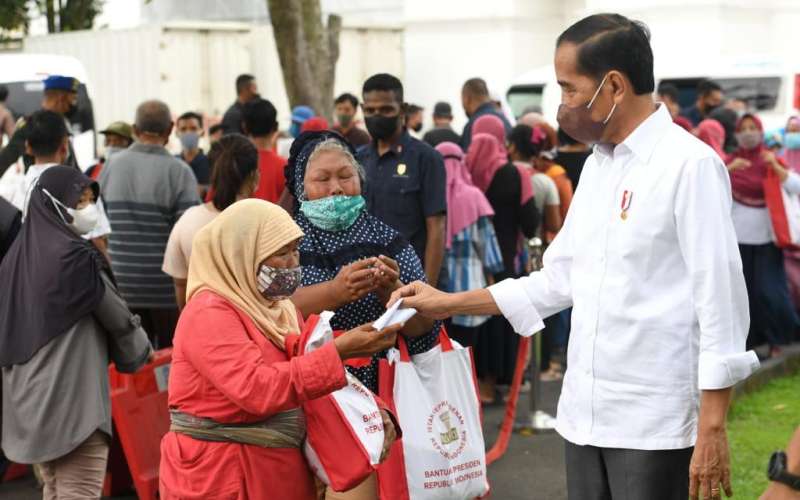 Jokowi bagikan sembako di Yogyakarta  -  Lukas / Biro Pers Sekretariat Presiden