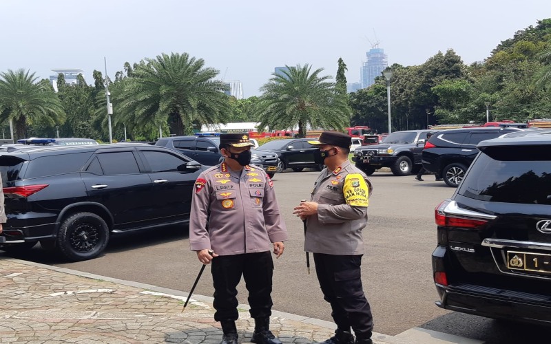 Kapolri Jenderal Listyo Sigit Prabowo dan Kapolda Metro Jaya Irjen Pol Mohammad Fadil Imran emmantau akksi demo BEM SI di Jakarta hari ini, Senin (11/4/2022). JIBI - Bisnis / Pernita Hestin\r\n\r\n