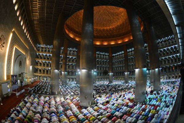 Tarawih pertama di Masjid Istiqlal, Jakarta, pada Ramadan 1439 H. - Antara/Wahyu Putro