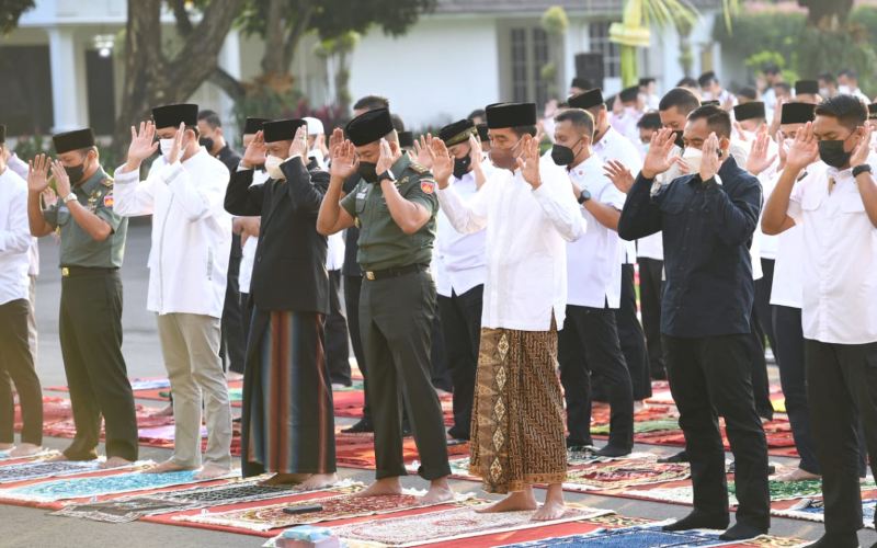 Presiden Jokowi melaksanakan salat id di Halaman Istana Yogyakarta