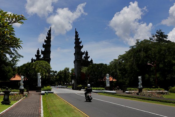 Pintu masuk ke kawasan wisata Nusa Dua, Bali, Kamis (2/3/2017).  - Reuters/Nyimas Laula