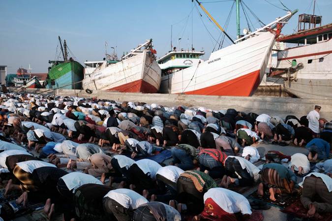 Warga melaksanakan salat Idulfitri 1440 Hijriah di Pelabuhan Sunda Kelapa, Jakarta, Rabu (5/6/2019). - Bisnis/Felix Jody Kinarwan