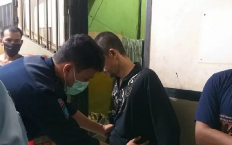 Petugas Lapas Narkotika Kelas IIA Jakarta menggeledah sejumlah warga binaan terkait dugaan jaringan narkoba yang dikendalikan dari dalam penjara, Selasa (23/2/2021). - Antara