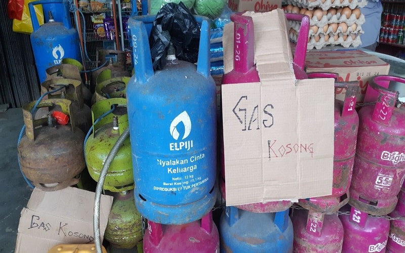 Stok tabung gas melon di pedagang eceran Kota Samarinda kehabisan stok. - Bisnis Indonesia/Muhammad Mutawallie Sya'rawie  