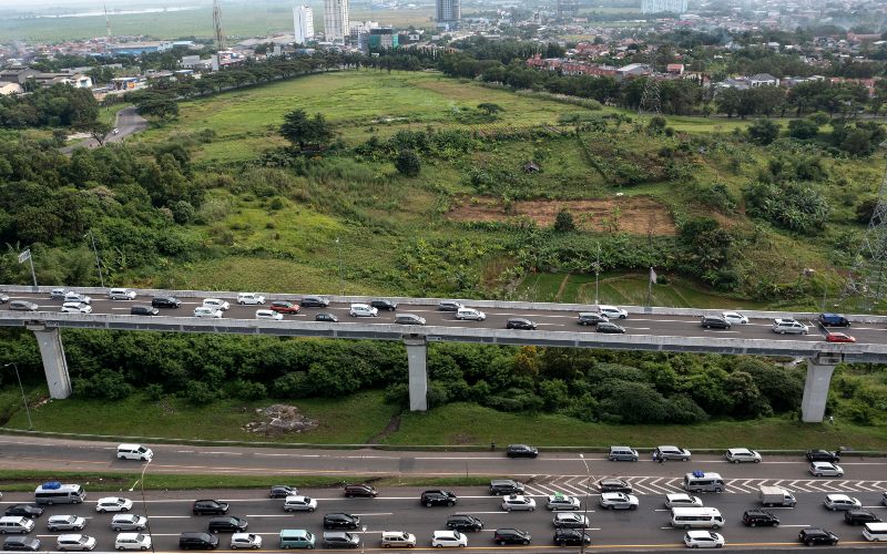 Sejumlah kendaraan memadati ruas jalan tol Jakarta-Cikampek kilometer 47 dan Jalan Layang Mohammed Bin Zayed (MBZ) di Karawang, Jawa Barat, Jumat (29/4/2022).  - Antara