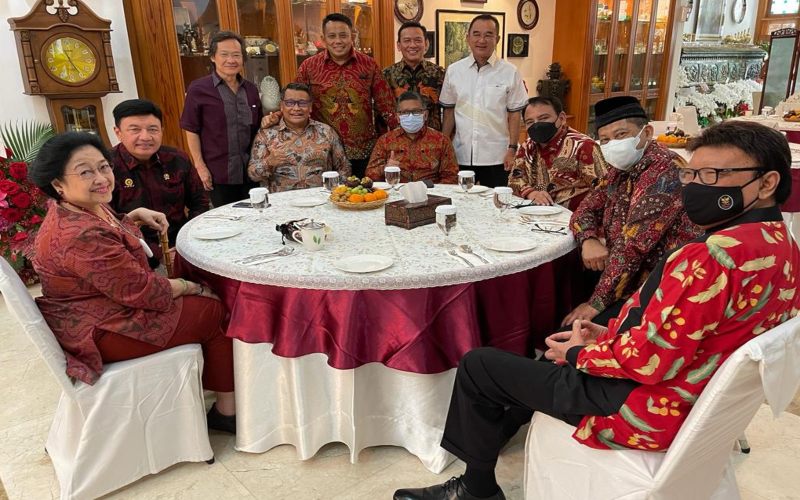 Ketua Umum PDIP Megawati Soekarnoputri mengadakan open house secara terbatas pada Idulfitri, Senin (2/5/2022). Di antara yang hadirrnKepala BNN Komjen Pol (Purn) Budi Waseso, Kepala BIN Jenderal Polisi (Purn) Budi Gunawan, Sekertaris Utama BIN Komjen Pol Bambang Sunarwibowo, Menteri Pendayagunaan Aparatur Negara dan Reformasi Birokrasi (PANRB) Tjahjo Kumolo, Sekertaris Jenderal PDIP Hasto Kristiyanto, Bendahara PDIP Rudianto Tjen, dan Ketua DPP PDI Perjuangan Bidang Pemuda dan Olahraga. - Istimewa \r\n