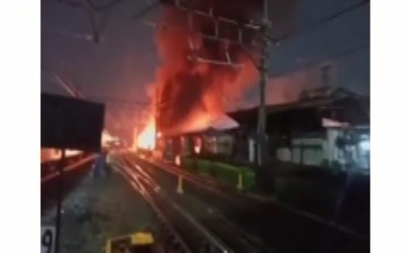 Pasar Kemiri Muka, Kota Depok, Jawa Barat terbakar pada Senin (2/5/2022), yang terjadi sekitar pukul 18.30 WIB. - Istimewa