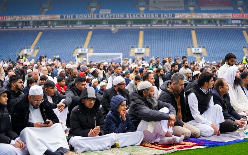 Warga penduduk Muslim Inggris menggelar salat Ied di Ewood Park, Blackburn, Inggris. - situs Blackburn Rovers