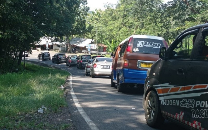 Kepadatan di ruas jalan Bandung/Cirebon tepatnya di jalur Tomo, Kabupaten Sumedang.