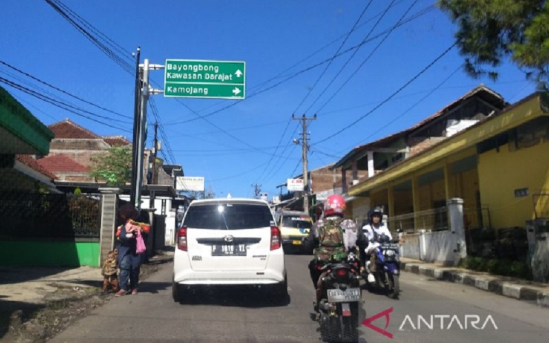 Sejumlah kendaraan melintas di jalur wisata Jalan Samarang, Kabupaten Garut, Jawa Barat, Selasa (3/5/2022). - Antara