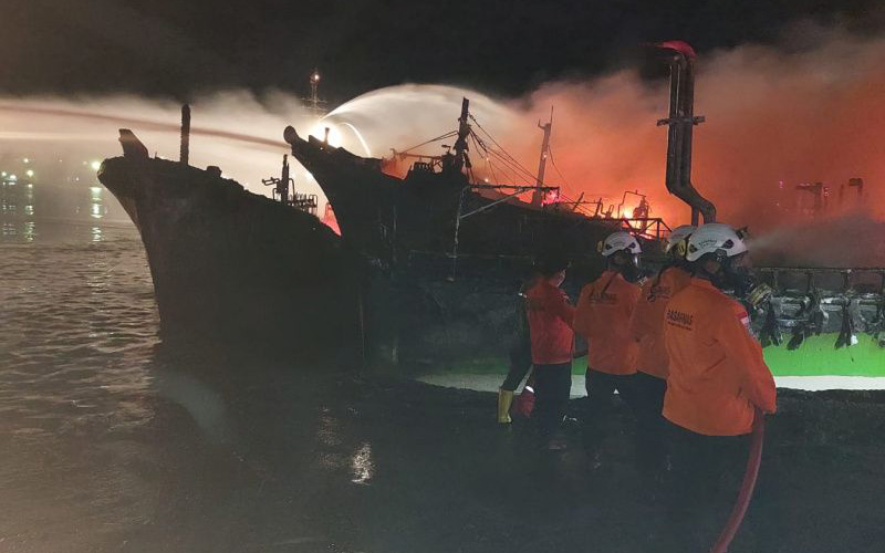 Petugas gabungan berupaya memadamkan kebakaran yang melanda sejumlah kapal nelayan di Dermaga Batere, Cilacap, Selasa (3/5/2022) malam. ANTARA - HO/Basarnas Cilacap