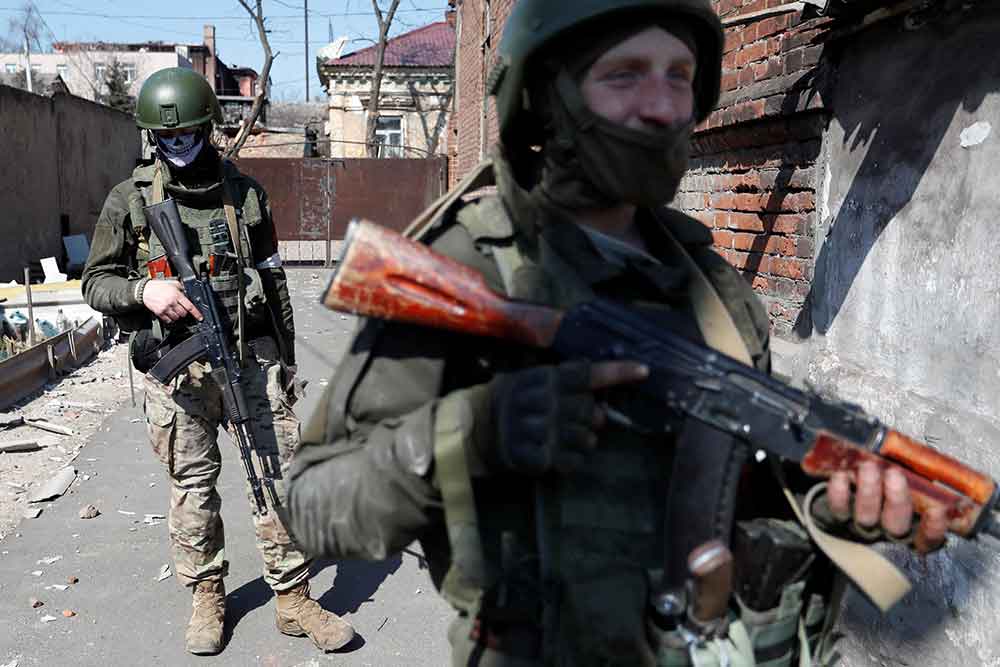 Anggota pasukan pro-Rusia melakukan penggeledahan di sebuah rumah selama konflik Ukraina-Rusia di kota pelabuhan selatan Mariupol, Ukraina, Kamis (7/4/2022). REUTERS - Alexander Ermochenko