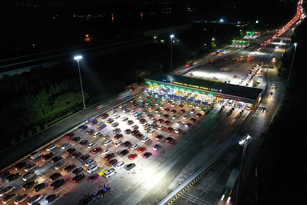 Foto udara sejumlah kendaraan melintasi gerbang tol saat pemberlakuan 'Contraflow' di jalan tol Jakarta-Cikampek, Kabupaten Purwakarta, Jawa Barat, Kamis (28/4/2022) dini hari. ANTARA FOTO - M Risyal Hidayat