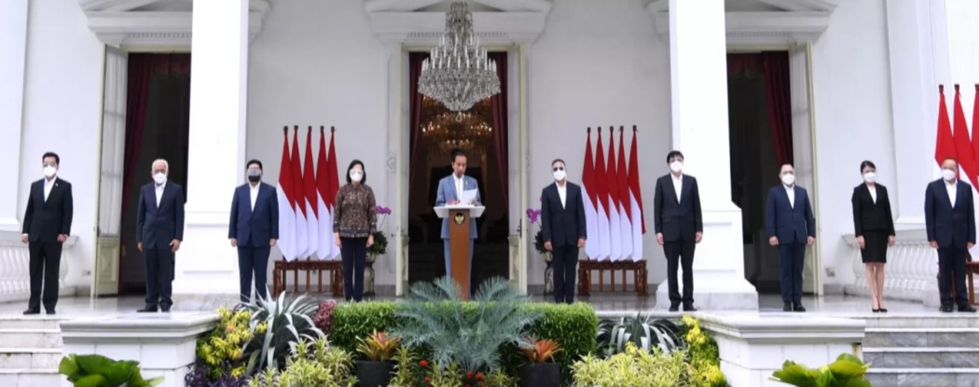 Presiden Joko Widodo (tengah) memperkenalkan jajaran lengkap SWF Indonesia di Istana Negara, Selasa (16/2/2021). - Dok. Setpres