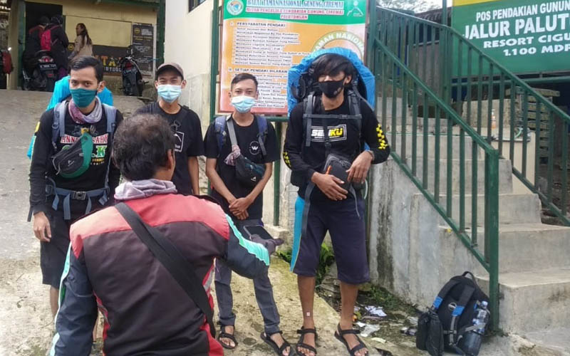 Sejumlah pendaki tengah bersiap-siap di pintu masuk Jalur Palutungan, Kecamatan Cigugur, Kabupaten Kuningan. - Bisnis/Hakim Baihaki