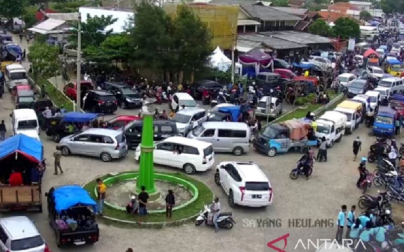 Sejumlah kendaraan memadati kawasan jalan utama Pantai Sayang Heulang di Kecamatan Pameungpeuk, Kabupaten Garut, Jawa Barat, Rabu (4/5/2022). - Antara