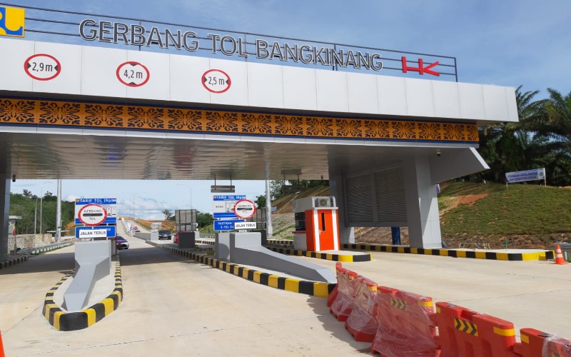 Pengendara melintasi Gerbang Tol Bangkinang, di ruas tol Pekanbaru-Bangkinang Rabu (4/5 - 2022). Hutama Karya mulai melayani arus balik menuju Pekanbaru bagi kendaraan yang melintasi di wilayah tersebut. Istimewa