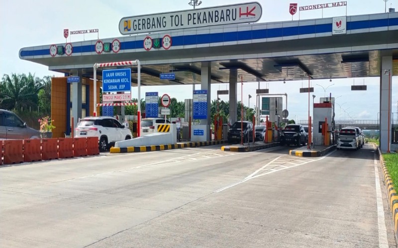 Kendaraan melintasi Gerbang Tol Pekanbaru, Rabu (4/5 - 2022). Hutama Karya menerapkan sistem buka tutup di pintu keluar GT Pekambaru, sebagai antisipasi kepadatan kendaraan yang akan keluar dari tol Permai. Istimewa