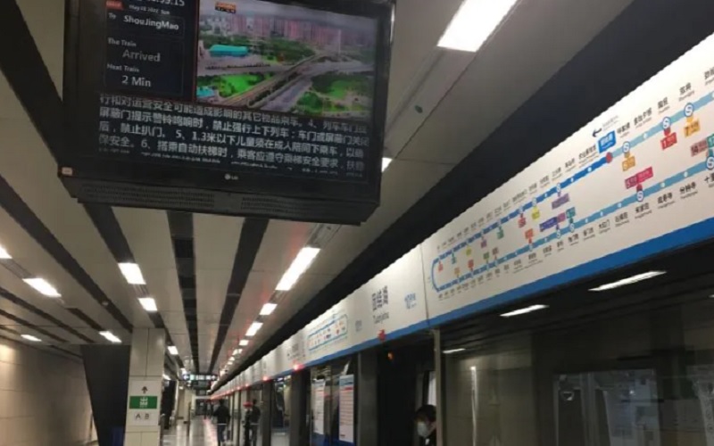 Stasiun kereta api bawah tanah (subway) Tuanjiehu, Beijing, China, Minggu (1/5/2022), lengang saat diberlakukan penguncian wilayah (lockdown) secara parsial menyusul munculnya 259 kasus positif baru  Covid-19 sejak 22 April 2022. 'Lockdown' diberlakukan bersamaan dengan musim liburan Hari Buruh pada 1-4 Mei 2022. - Antara