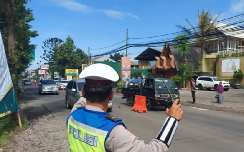 Polisi mengatur lalu lintas saat pemberlakuan rekayasa lalu lintas satu arah di Jalan Raya Lembang, Kabupaten Bandung Barat, Jawa Barat, Rabu (4/5/2022). - Antara