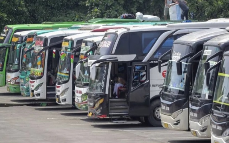 Awak bus mengemas barang bawaan penumpang di Terminal Terpadu Pulo Gebang, Jakarta, Kamis (14/4/2022).  - Antara