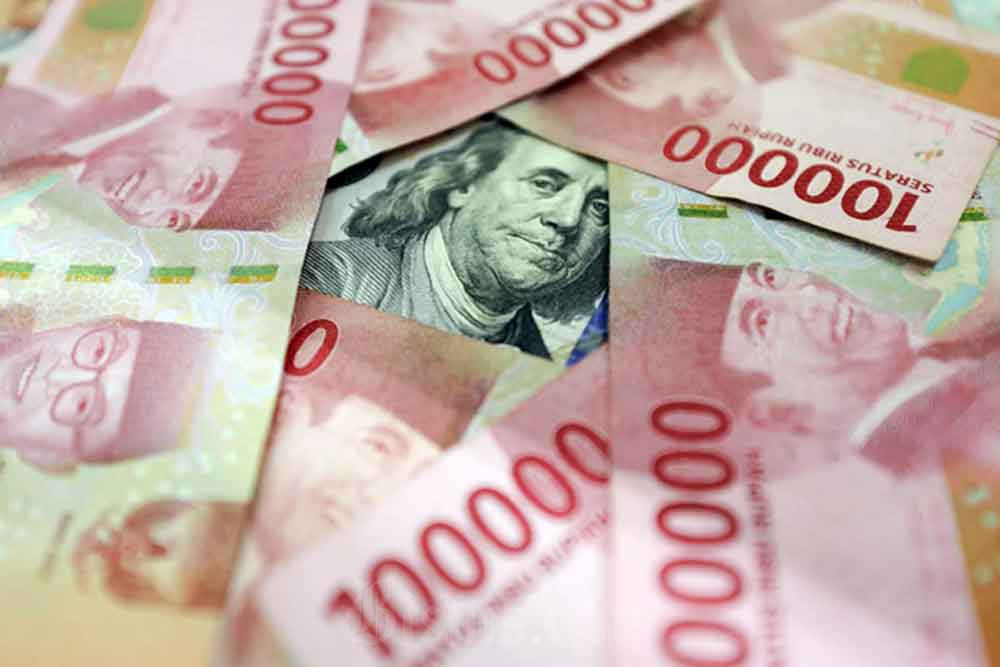 Uang dolar dan rupiah di Dolarindo Money Changer, Jakarta, Selasa (26/4/2022) Bisnis - Himawan L Nugraha