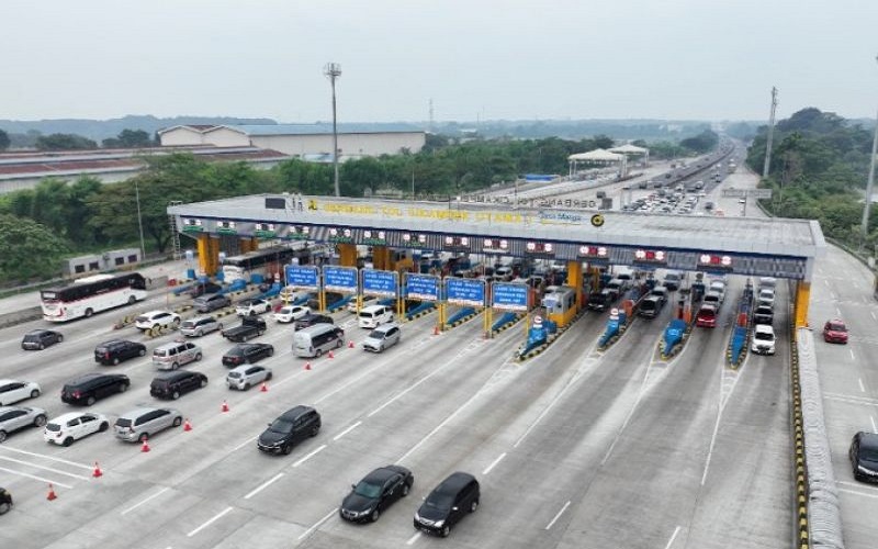 Ilustrasi kendaraan memadati pintu tol yang dikelola PT Jasa Marga Tbk. saat arus balik Lebaran 2022 - Antara