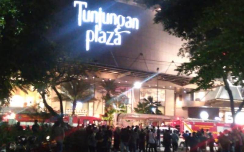 Para pengunjung terlihat berhamburan menyelamatkan diri saat salah satu pusat perbelanjaan terbesar Tunjungan Plaza (TP) 5 di Jalan Jenderal Basuki Rachmat Kota Surabaya, Jatim, Rabu (13/4/2022) sore, terbakar. ANTARA - HO - Didit SIAGA Surabaya\r\n