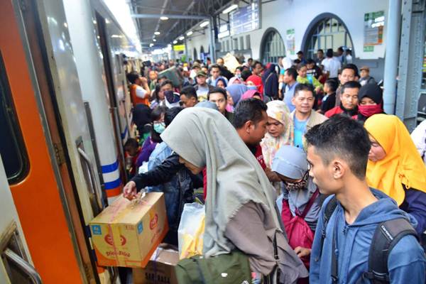 Calon penumpang antre masuk kereta api Kartajaya tujuan Stasiun Pasar Turi, Surabaya, di Stasiun Pasar Senen, Jakarta, Minggu (23/12/2018). - JIBI/Endang Muchtar