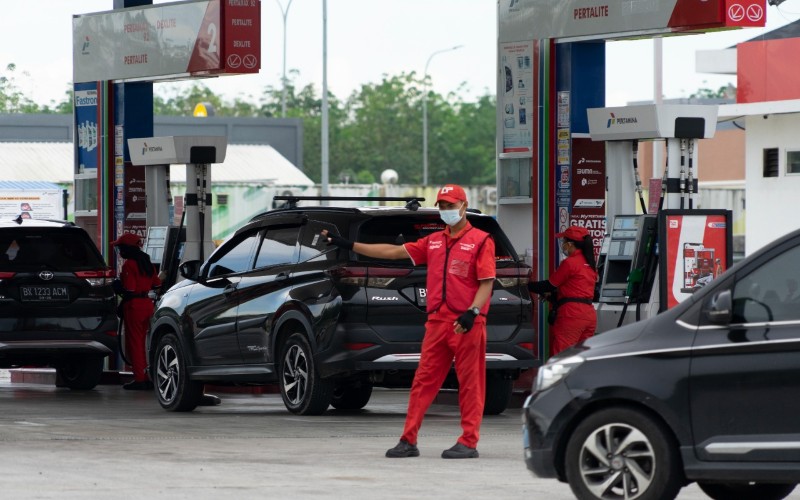 Petugas SPBU Pertamina melayani pengendara melakukan isi ulang BBM di Pekanbaru, Kamis (5/5/2022).  - Istimewa