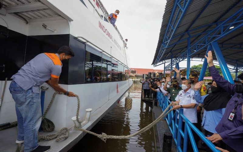 Gubernur Riau Syamsuar (kanan) melepas keberangkatan kapal rute pelayaran internasional Dumai-Melaka, Kamis (5/5/2022). Setelah ditutup 2 tahun sejak pandemi, kini rute pelayanan antar negara itu kembali dibuka.  - Istimewa